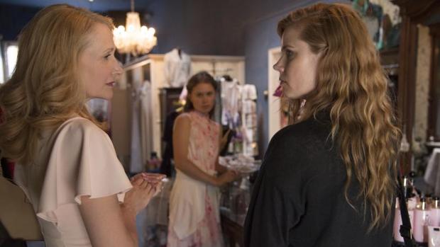 Patricia Clarkson y Amy Adams en «Heridas abiertas»