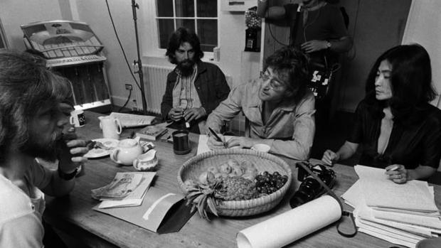 John Lennon y Yoko Ono en su casa de campo inglesa