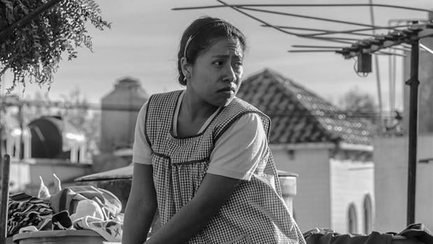 Fotograma de «Roma», donde Yalitza Aparicio interpreta a Cleo