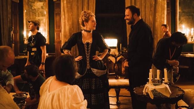 Emma Stone charla con Yorgos Lanthimos durante el rodaje de «La favorita»