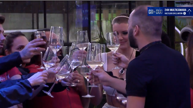 Los concursantes de «GH Dúo» brindaron para el celebrar el día de San Valentín