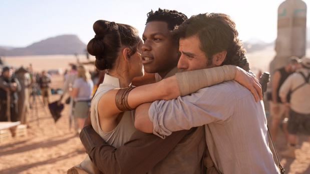 Daisy Ridley, John Boyega y J.J Abrams fundiéndose en un emotivo abrazo