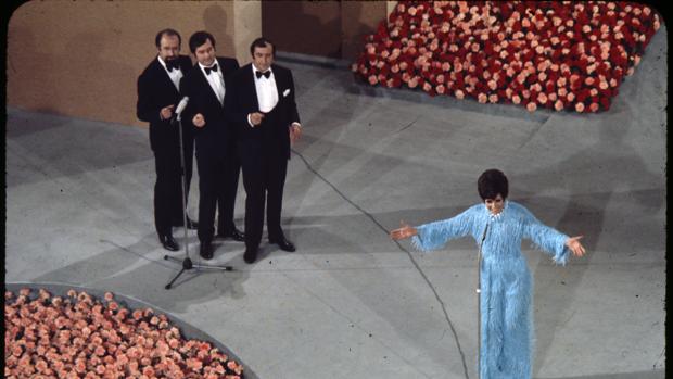 Salomé, interpreta «Vivo cantando»con Los Valldemosa en el escenario del Teatro Real, sede de Eurovisión 1969