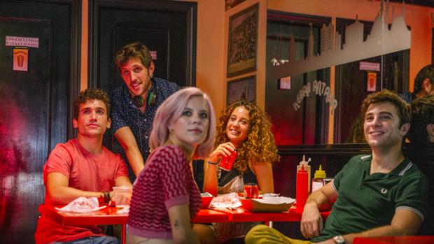 Jota Linares, junto al reparto de su segunda película «¿A quién te llevarías a una isla desierta?»