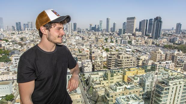 Miki ha atendido este jueves a diversos medios en el centro de Tel Aviv