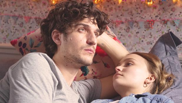 Louis Garrel junto a Lily-Rose Melody Depp, hija de Johnny Depp
