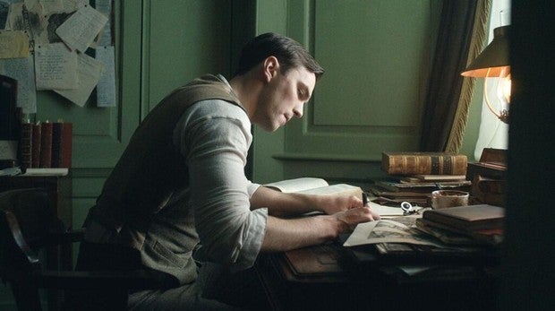 Nicholas Hoult es el escritor en «Tolkien»
