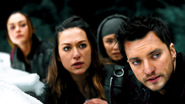 Tasya Teles (detrás) y Richard Harmon interprtetan a Echo y Murphy en «Los 100»