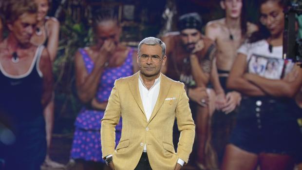Jorge Javier Vázquez, con los concursantes de «Supervivientes» de fondo