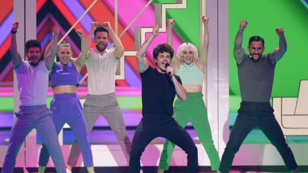 Miki Núñez interpretando «La venda» en la final de Eurovisión 2019