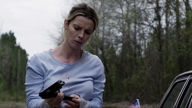 Betty Gilpin protagoniza la polémica película «The Hunt»