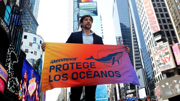 Javier Bardem, en Times Square el pasado martes, dentro de la gira con Greenpeace que le ha llevado este viernes a la sede de la ONU