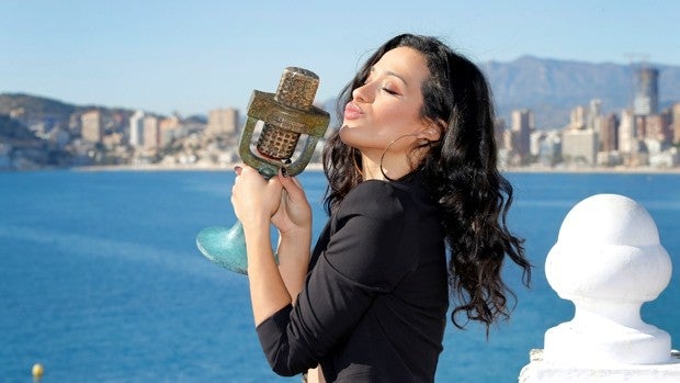 Chanel posa con su trofeo en Benidorm