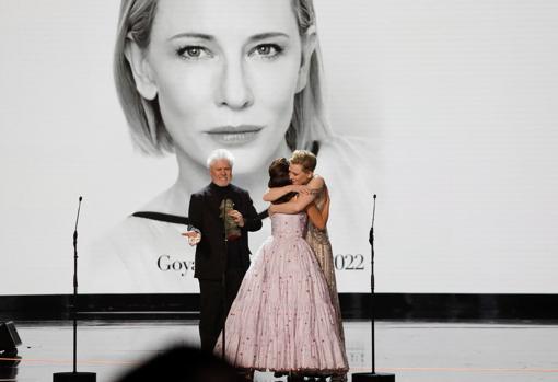 Pedro Almodóvar y Penélope Cruz entregando el Goya Internacional a Cate Blanchett