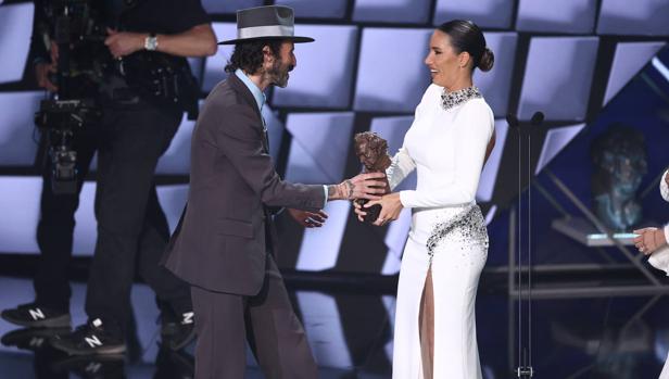 La cantante India Martínez entrega el Goya a Mejor Canción a Leiva por 'Sintiéndolo mucho', que canta junto a Joaquín Sabina, en la 37 edición de los Premios Goya