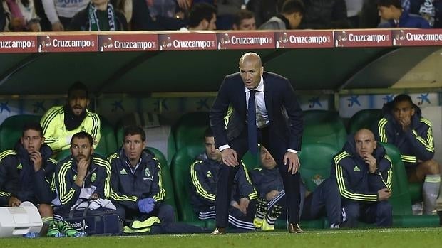 Zidane, durante el partido ante el Betis
