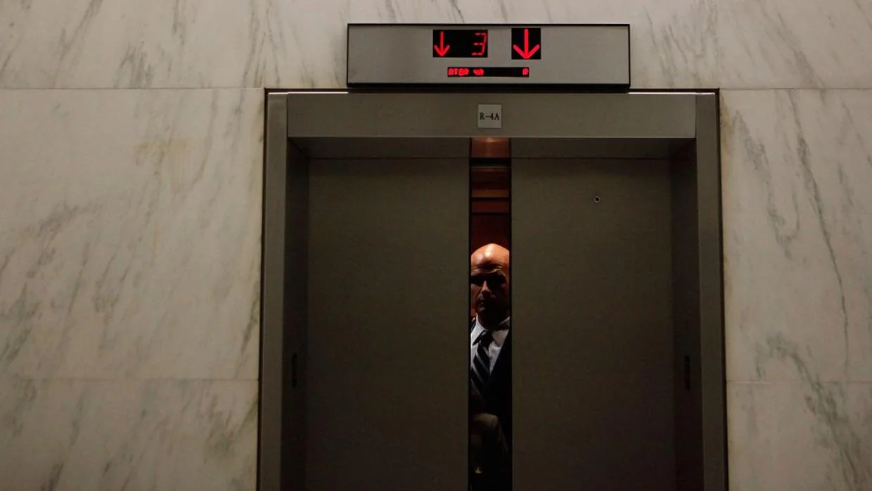 YouTube: Esta es la única forma de sobrevivir en un ascensor en ...