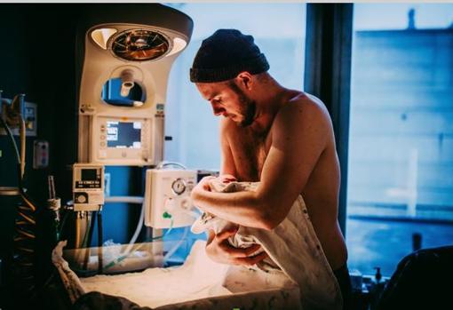 Elliot Dougtherty coge en brazos a su hija después de nacer