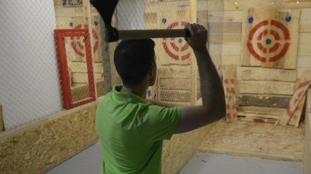 Un hombre practicando el tiro con hacha