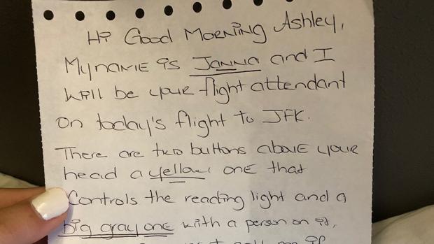 La nota que la azafata de Delta le entregó a Ashley Ober