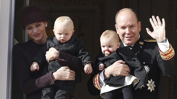 El príncipe Alberto II y la princesa Charlene de Mónaco, junto a sus gemelos la princesa Gabriella (2ª izq) y el príncipe Jacques (2º dcha), en un acto militar