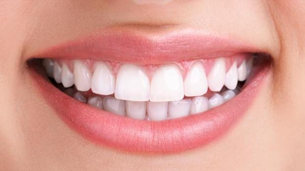 Como blanquear los dientes con carbon activado