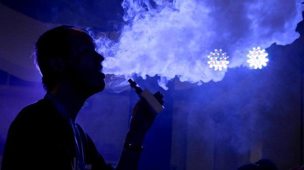 Una persona con una cigarrillo electrónico