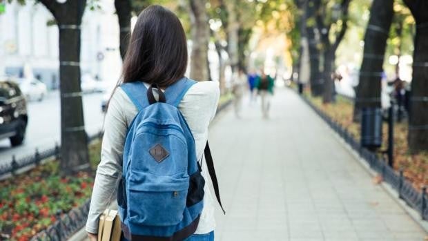 Así es la mochila escolar que recomiendan los médicos rehabilitadores (y no  es la de ruedas) para prevenir el dolor de espalda