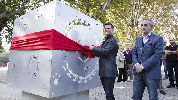 El delegado de Bienestar Social, Juan Manuel Flores, a la derecha, en la inauguración del monumento a las víctimas del Sida que se ha erigido en la Alameda, obra del artista Tony Lara