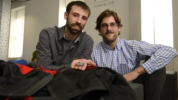 Rubén Martín y Javier de Quinto muestran el fruto de «una idea de garaje», como la carcasa de madera que ideó un día el creador de Apple, Steve Jobs, hasta dar con la llave del éxito, con la que han conseguido el apoyo de Fundación Telefónica