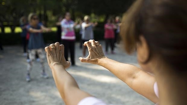 Taichi para enfermos de artritis en el Parque madrileño de El Retiro