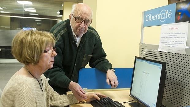 Mayores durante un curso de informática
