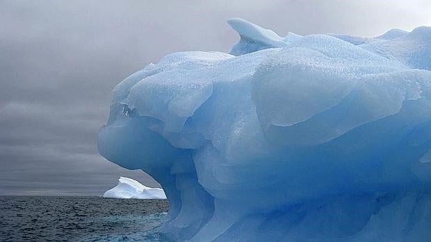 Un gran iceberg azulen el Mar de Weddell. La pérdida de hielo «milenario» en los polos podría estar llegando «a un punto sin retorno»