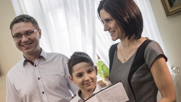 El joven polaco Kamil Wronski posa junto a sus padres