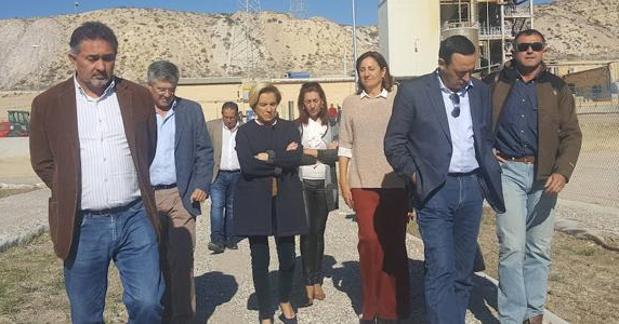 La consejera, en el centro, y Ángel Faz, en el extremo derecho de la imagen, durante la inauguración del humedal