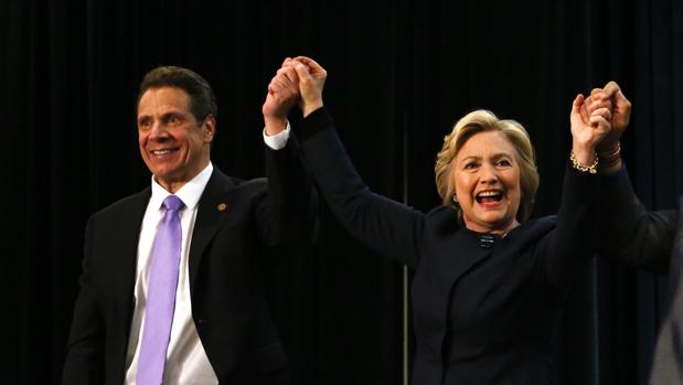 El gobernador de Nueva York , Andrew Cuomo (izquierda) junot a la excandidata demócrata Hillary Clinton