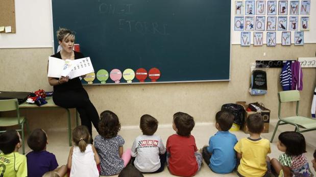 Una profesora del colegio publico Virgen Blanca de Huarte (Navarra)
