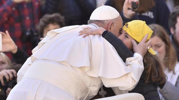 El Papa Francisco saluda a una niña a su llegada a la Plaza de San Pedro del Vaticano