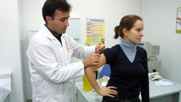 Imagen de archivo sobre la vacunación del sarampión en un ambulatorio de Almería