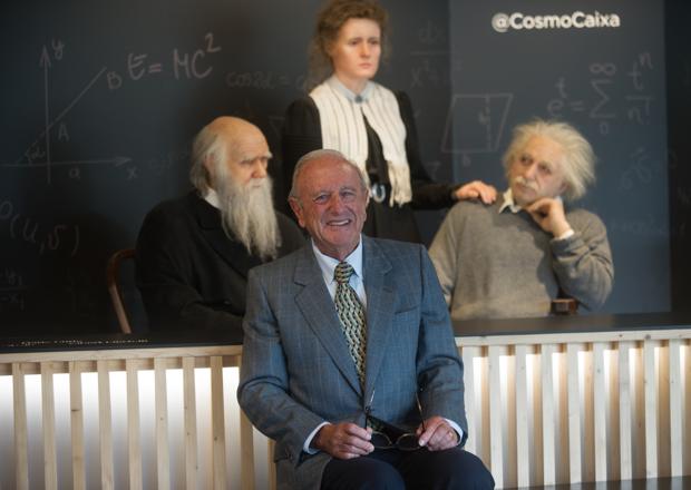El psiquiatra Joaquín Fusteri posa para ABC junto a unas réplicas de Darwin, Curie, y Einstein
