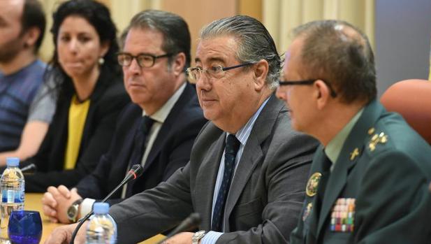El ministro del Interior, Juan Ignacio Zoido (2d), junto al director General de Tráfico, Gregorio Serrano (3d), durante la presentación de la nueva campaña divulgativa de prevención de accidentes de tráfico y el dispositivo de verano