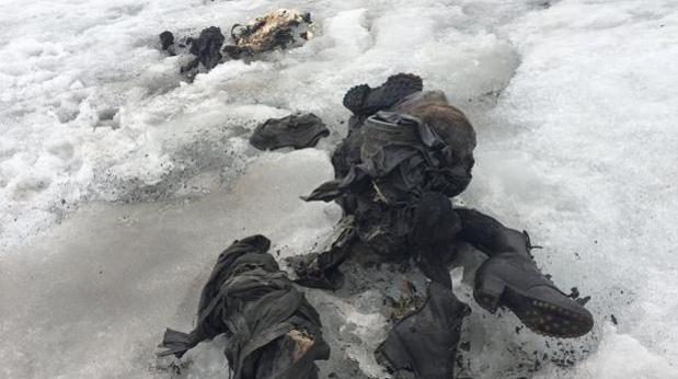 Fotografía cedida por Glacier 3000, que muestra varias prendas de ropa y botas, que podrían ser de Marcelin y Francine Dumoulin