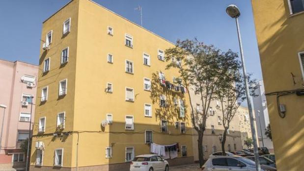 Edificio desde el que cayó el menor en este edificio de la barriada de San Roque
