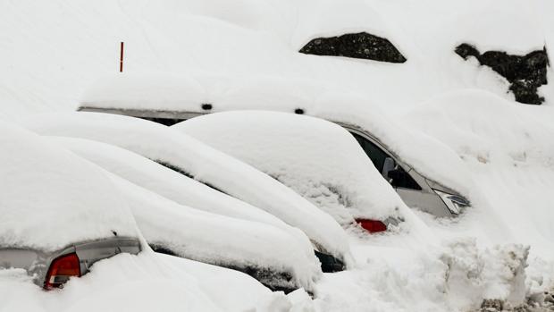 Coches sepultados por la nieve en el resort de esquí Les Menuires en los Alpes franceses