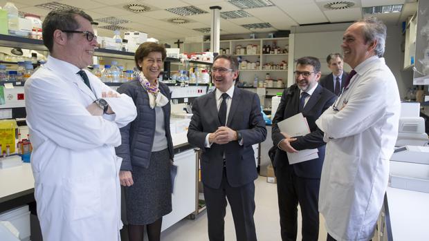 El doctor Matías Ávila, la directora del CIMA, María Pilar Civiera, el director general de la Fundación Bancaria La Caixa Jaume Giró, el director corportivo de investigación y estrategia de la Fundación Bancaria La Caixa , Àngel Font y el doctor Lasarte en los laboratorios de CIMA