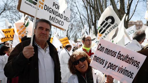 Dos médicos portan sendas pancartas durante la manifestación convocada por el colectivo hoy a las puertas del Ministerio de Sanidad bajo el lema «Hay razones, acude»