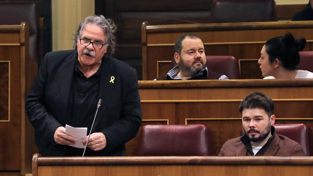 El portavoz de ERC, Joan Tardá (i), junto al portavoz adjunto de esta formación, Gabriel Rufián (d), durante su intervención en la sesión de control al Gobierno, en el Congreso