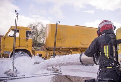 La UME combate del modo tradicional un foco tóxico procedente de un camión siniestrado, qeu transporta mercancías peligrosas: con un chorro de espuma y agua