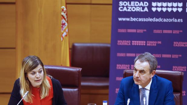 El expresidente del Gobierno, José Luis Rodríguez Zapatero (dcha.), durante su intervención en la clausura de las II Jornada «Huérfanos de la violencia de género: Hacia la reparación del daño» organizada por el Fondo de Becas Soledad Cazorla, este lunes en el Senado