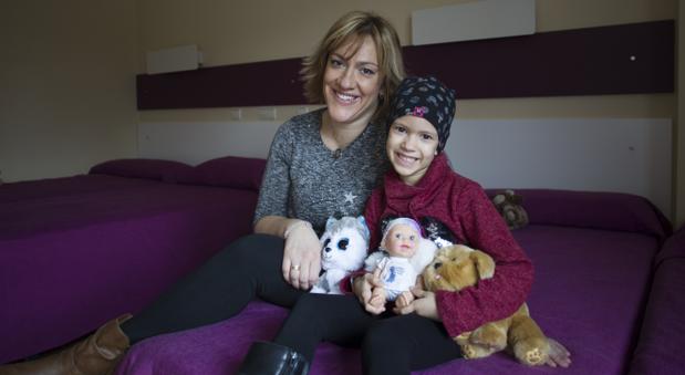 Azucena García posa junto a su hija Leire en la casa Ronald McDonald ubicada en el recinto del Hospital Niño Jesús de Madrid